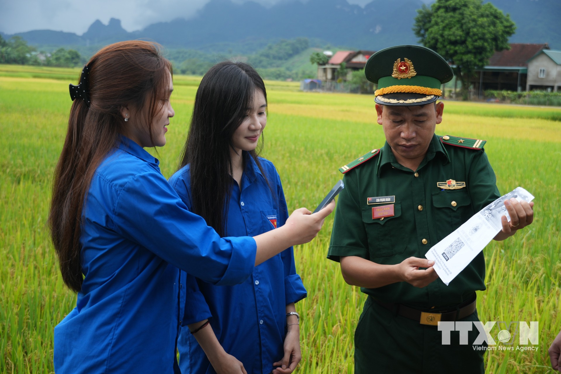 Bằng điện thoại thông minh, người dân có thể quét mã và gửi thông tin tố giác tội phạm đến lực lượng Biên phòng qua “Hòm thư điện tử ẩn danh” mà không nhất thiết phải trực tiếp đến đơn vị. (Ảnh: Bích Huệ/TTXVN)